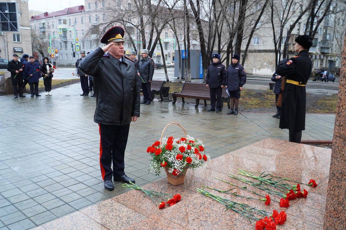Руководители зауральской полиции совместно с ветеранами УМВД и студентами почтили память сотрудников органов внутренних дел, погибших при исполнении служебного долга Руководители зауральской полиции совместно с ветеранами УМВД и студентами почтили память сотрудников органов внутренних дел, погибших при исполнении служебного долга