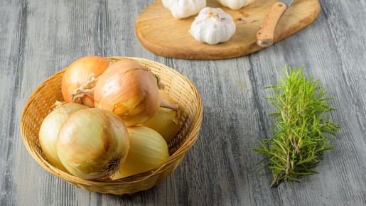 Ушлые хозяйки всегда ставят тарелку с луком у кровати: вот от чего спасет