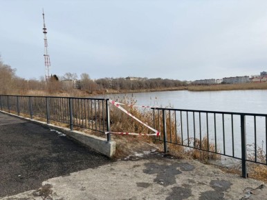 В Кургане школьники штурмуют водоёмы с тонким льдом