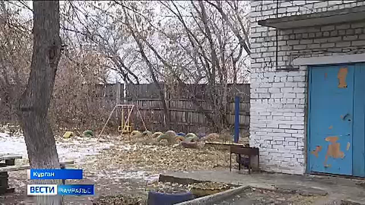 Течёт крыша, под полом канализационные воды, электричество работает с перебоями: в таких условиях живут жители одного из домов на улице 2-й Часовой