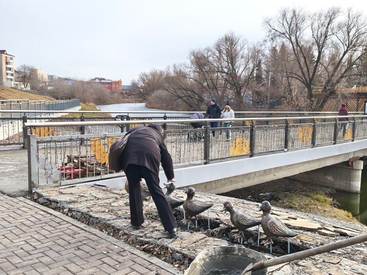 В ЦПКиО поселилась утиная семья В ЦПКиО поселилась утиная семья