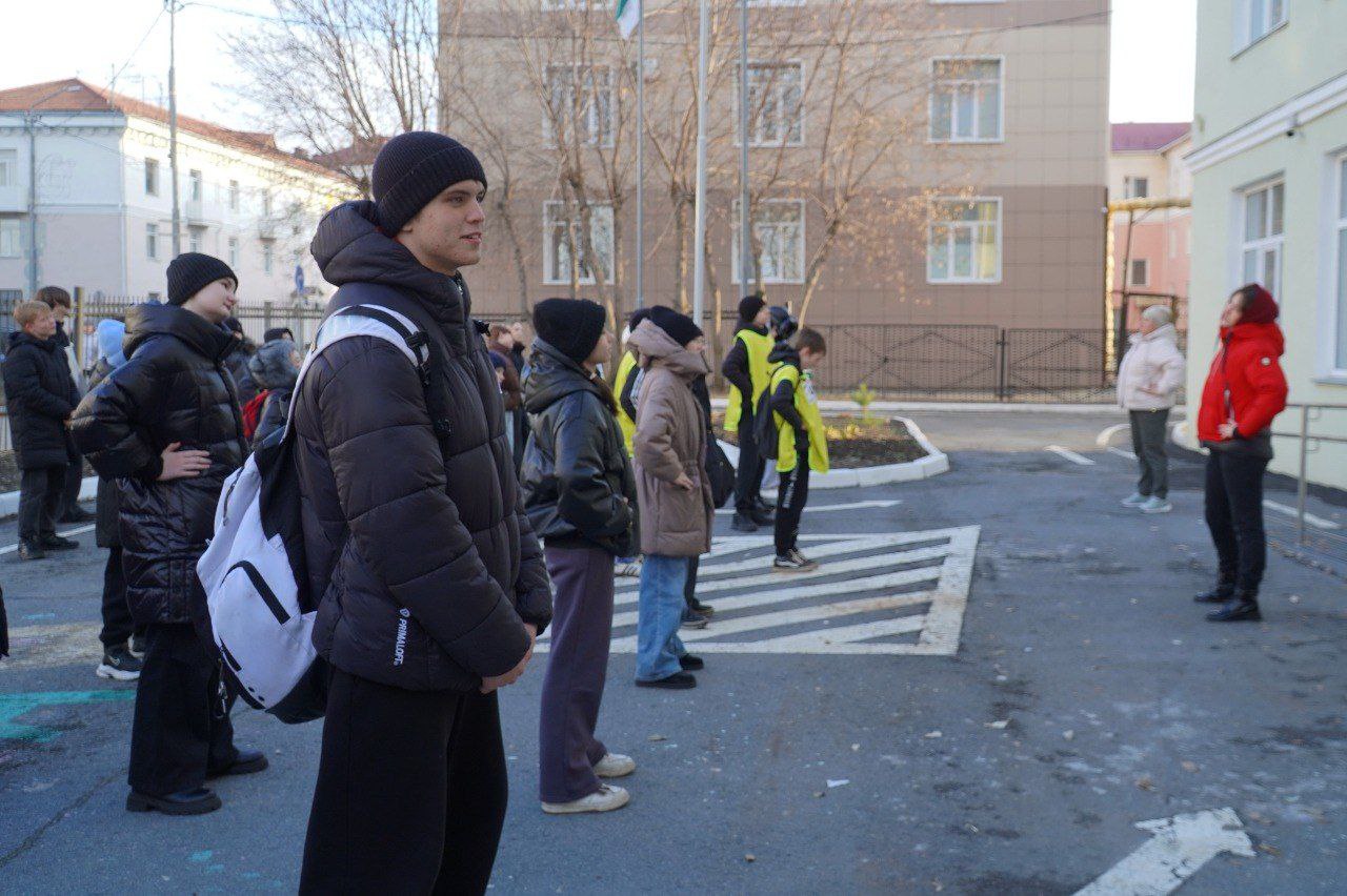 Зауральские полицейские и спортсмены рассказали школьникам о вреде наркотиков и пользе здорового образа жизни Зауральские полицейские и спортсмены рассказали школьникам о вреде наркотиков и пользе здорового образа жизни