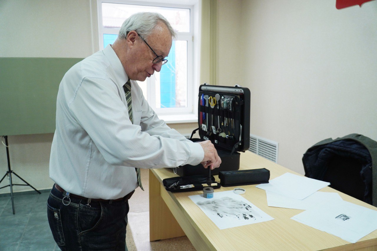 Курганские гимназисты посетили посетили Экспертно-криминалистический центр регионального УМВД В конце октября текущего года в ходе приёма граждан в приемной Президента Российской Федерации в Курганской области к начальнику... Курганские гимназисты посетили посетили Экспертно-криминалистический центр регионального УМВД В конце октября текущего года в ходе приёма граждан в приемной Президента Российской Федерации в Курганской области к начальнику...