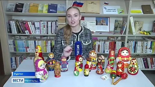 Коллекцию русских матрёшек представила читателям библиотеки имени Короленко коллекционер из Кургана Анастасия Пономарёва