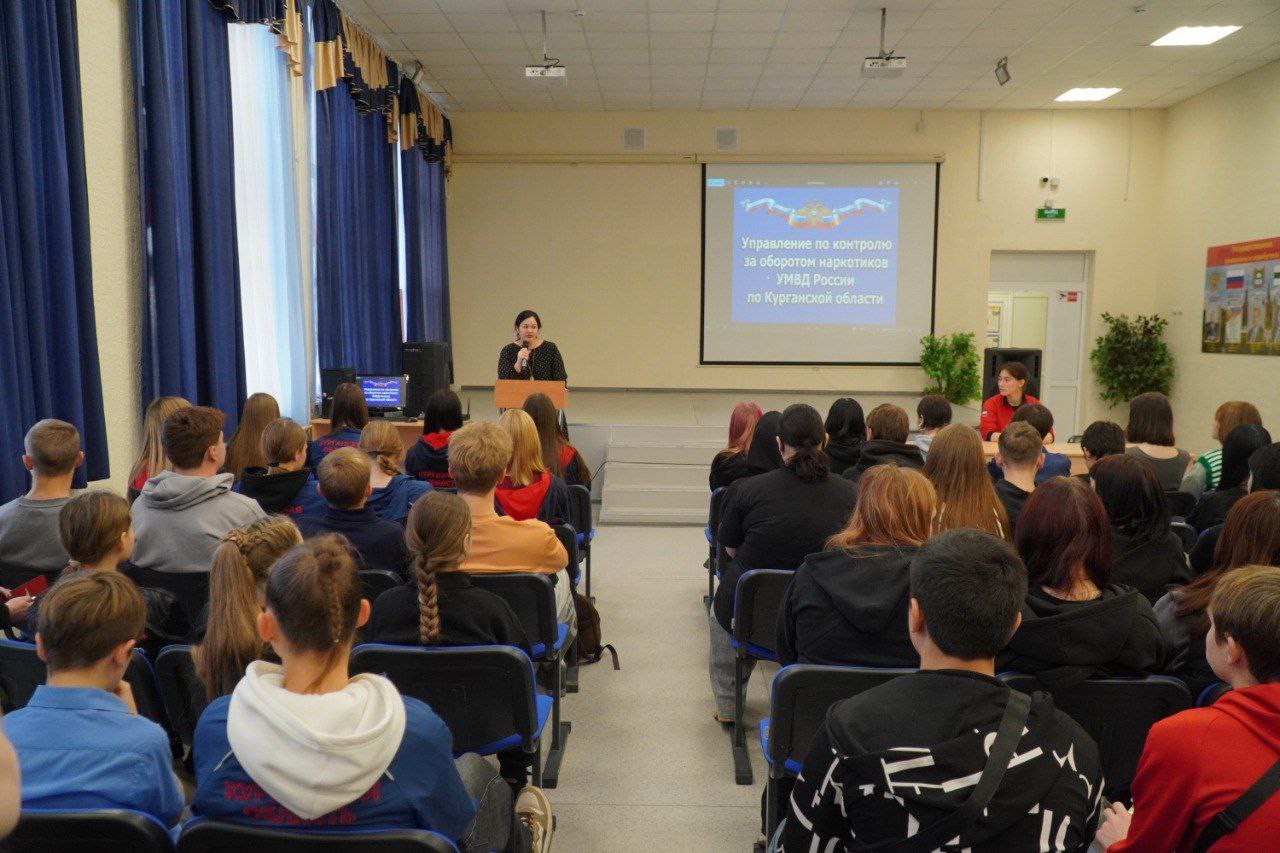 Зауральские полицейские и спортсмены рассказали школьникам о вреде наркотиков и пользе здорового образа жизни
