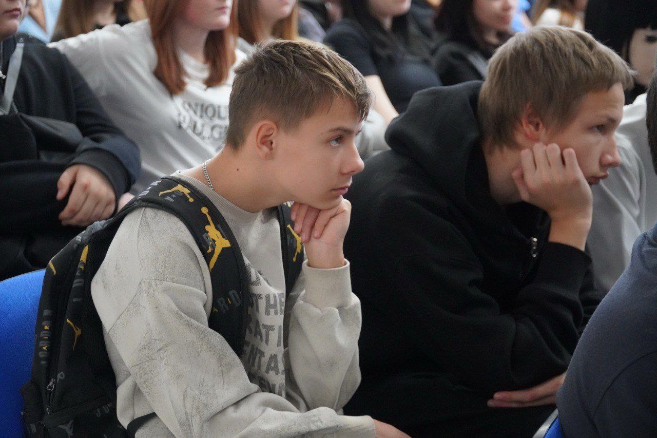 Зауральские полицейские и спортсмены рассказали школьникам о вреде наркотиков и пользе здорового образа жизни Зауральские полицейские и спортсмены рассказали школьникам о вреде наркотиков и пользе здорового образа жизни