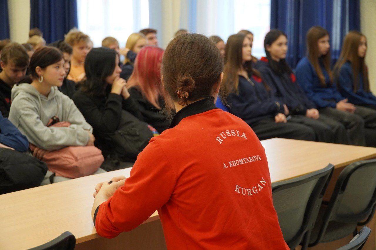 Зауральские полицейские и спортсмены рассказали школьникам о вреде наркотиков и пользе здорового образа жизни Зауральские полицейские и спортсмены рассказали школьникам о вреде наркотиков и пользе здорового образа жизни