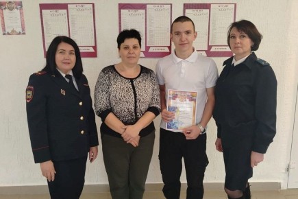 В Курганской области сотрудники полиции поблагодарили школьника, который оказал помощь жертве противоправных действий