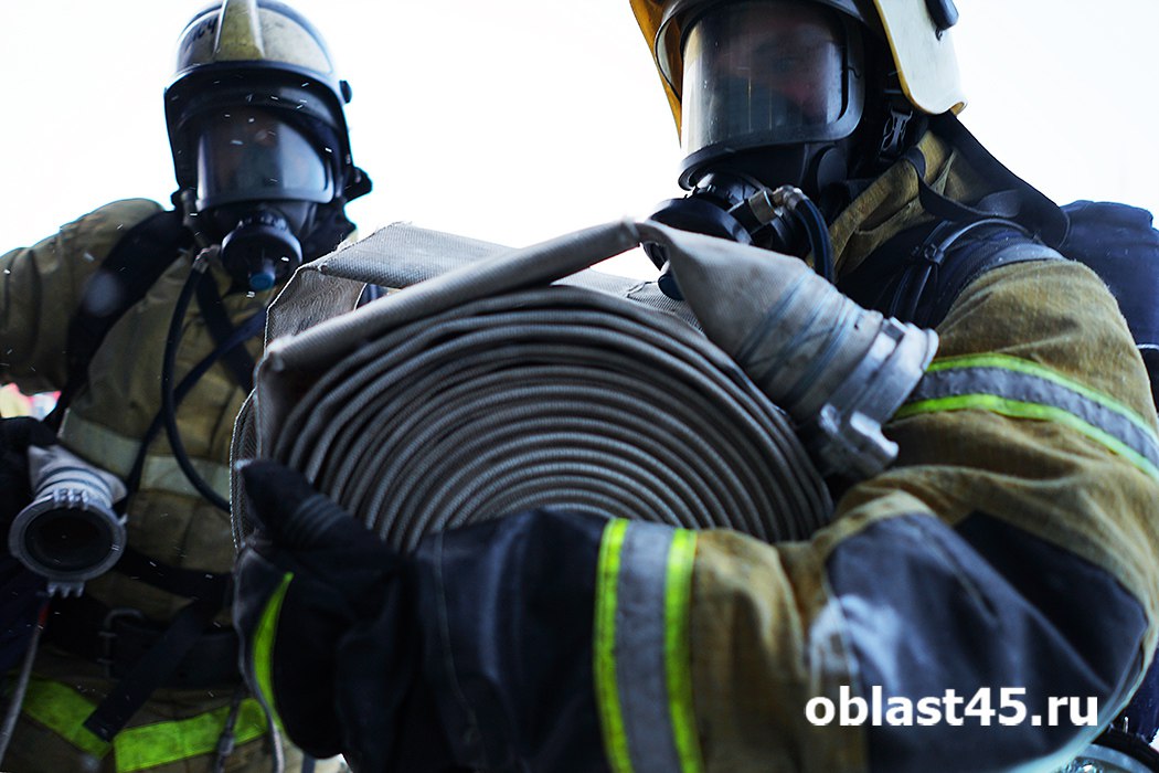 8 курганцев спасатели вывели из горящей 5-этажки