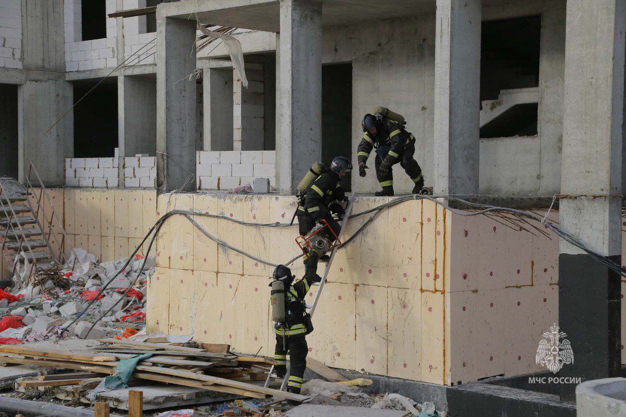 Выше только звезды. В Кургане огнеборцы МЧС России провели практические занятия по тушению и проведению аварийно-спасательных работ в высотных зданиях Выше только звезды. В Кургане огнеборцы МЧС России провели практические занятия по тушению и проведению аварийно-спасательных работ в высотных зданиях