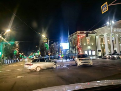 ДТП на улице Гоголя у Курганского театра драмы