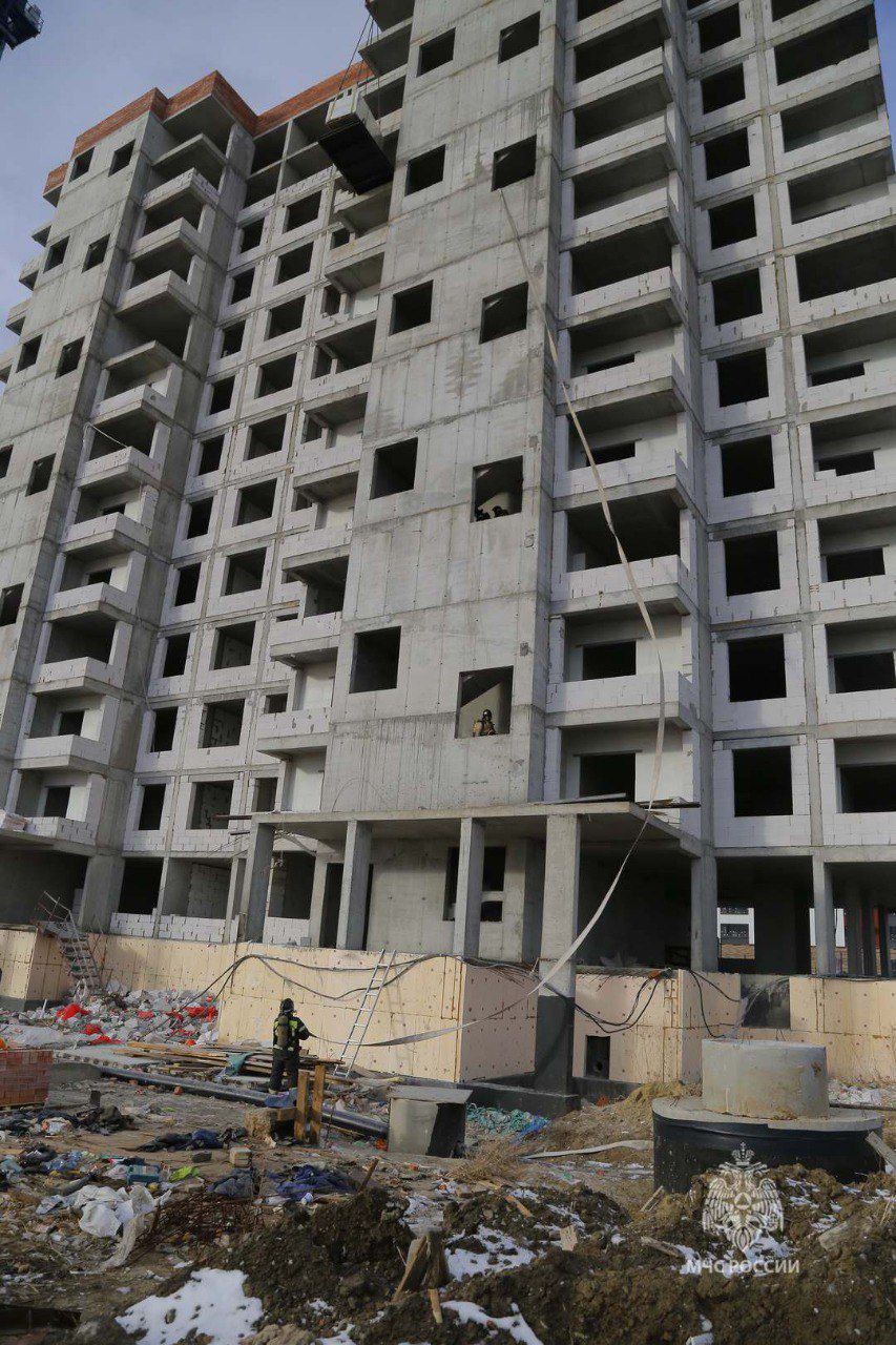 Выше только звезды. В Кургане огнеборцы МЧС России провели практические занятия по тушению и проведению аварийно-спасательных работ в высотных зданиях Выше только звезды. В Кургане огнеборцы МЧС России провели практические занятия по тушению и проведению аварийно-спасательных работ в высотных зданиях