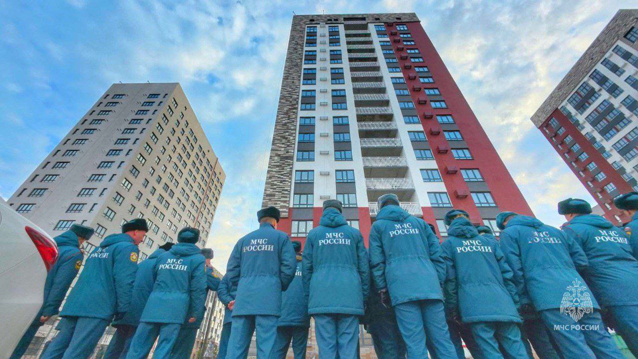 Выше только звезды. В Кургане огнеборцы МЧС России провели практические занятия по тушению и проведению аварийно-спасательных работ в высотных зданиях Выше только звезды. В Кургане огнеборцы МЧС России провели практические занятия по тушению и проведению аварийно-спасательных работ в высотных зданиях