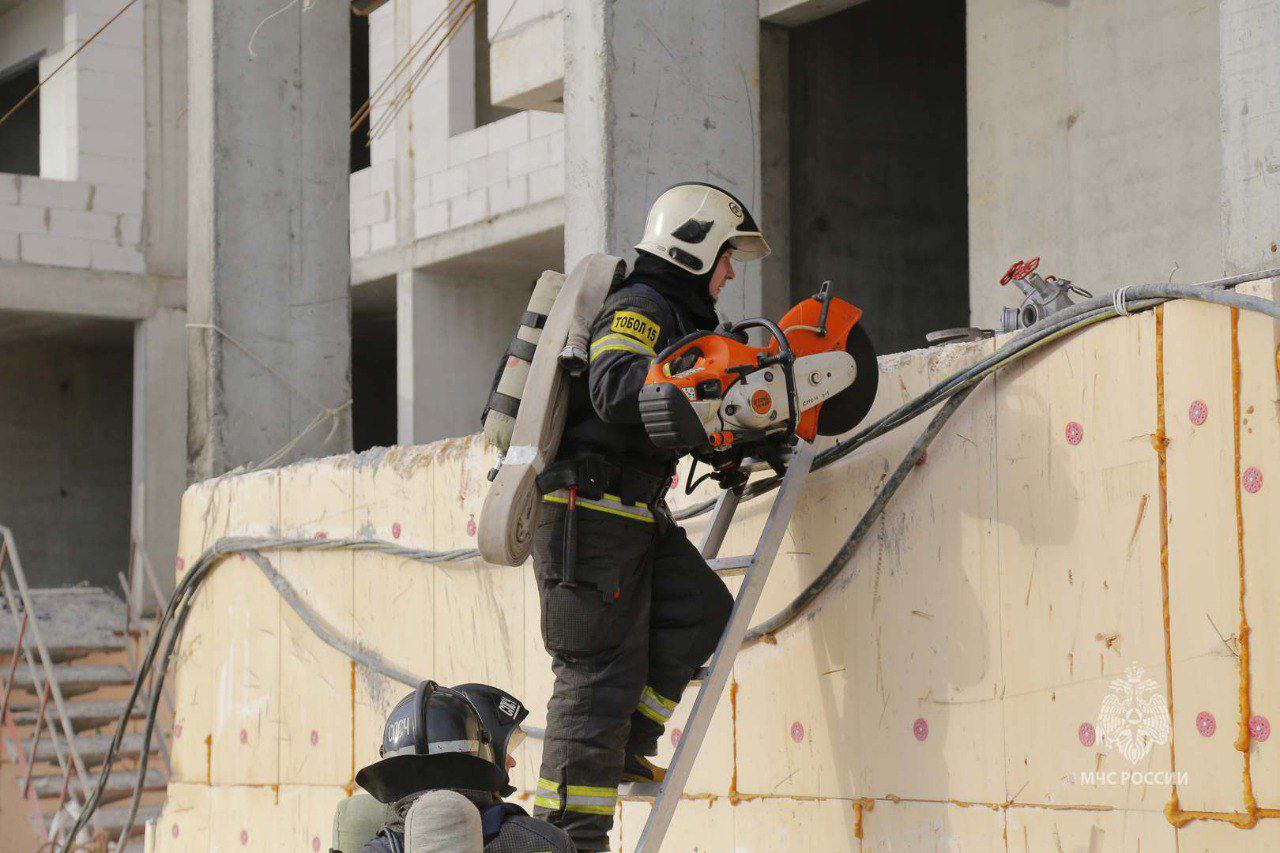 Выше только звезды. В Кургане огнеборцы МЧС России провели практические занятия по тушению и проведению аварийно-спасательных работ в высотных зданиях Выше только звезды. В Кургане огнеборцы МЧС России провели практические занятия по тушению и проведению аварийно-спасательных работ в высотных зданиях