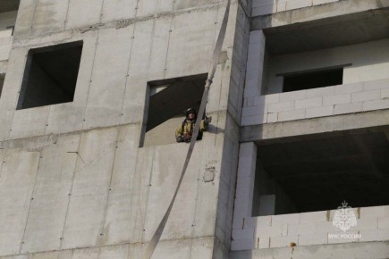 Выше только звезды. В Кургане огнеборцы МЧС России провели практические занятия по тушению и проведению аварийно-спасательных работ в высотных зданиях