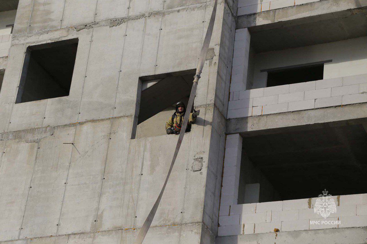 Выше только звезды. В Кургане огнеборцы МЧС России провели практические занятия по тушению и проведению аварийно-спасательных работ в высотных зданиях