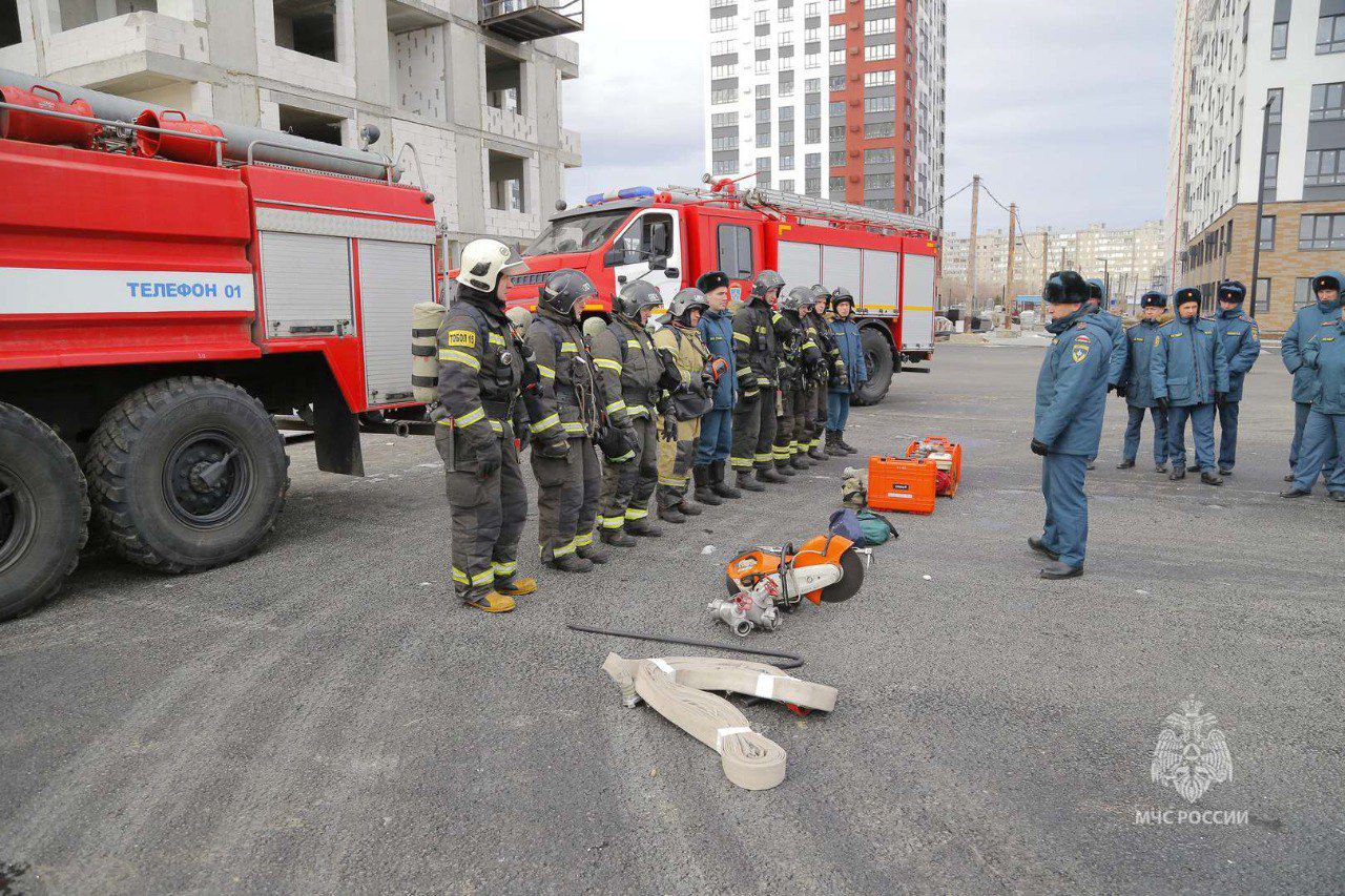 Выше только звезды. В Кургане огнеборцы МЧС России провели практические занятия по тушению и проведению аварийно-спасательных работ в высотных зданиях Выше только звезды. В Кургане огнеборцы МЧС России провели практические занятия по тушению и проведению аварийно-спасательных работ в высотных зданиях