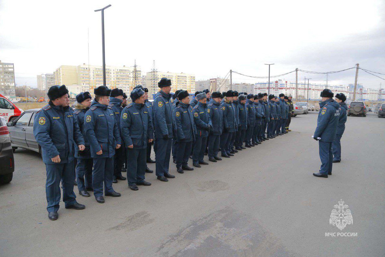 Выше только звезды. В Кургане огнеборцы МЧС России провели практические занятия по тушению и проведению аварийно-спасательных работ в высотных зданиях Выше только звезды. В Кургане огнеборцы МЧС России провели практические занятия по тушению и проведению аварийно-спасательных работ в высотных зданиях