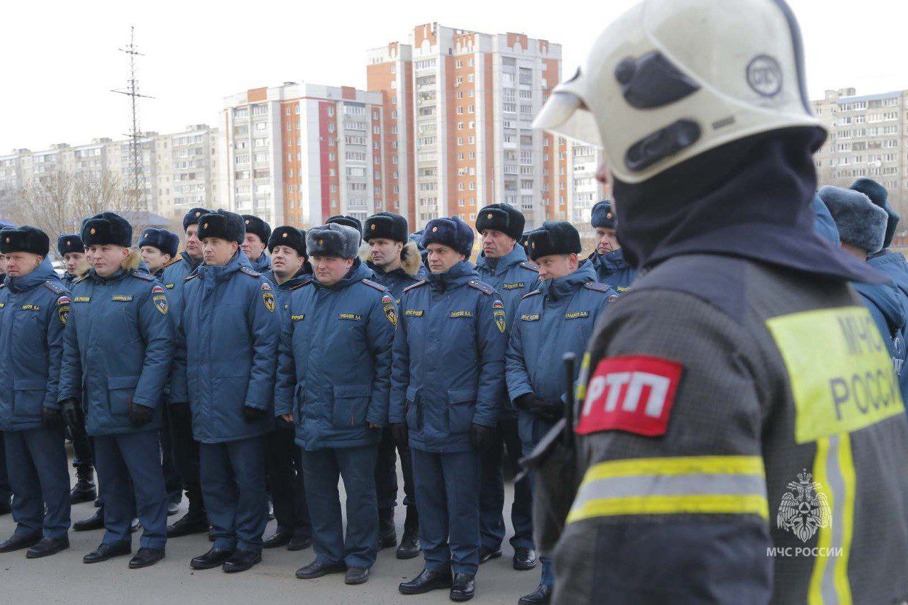Выше только звезды. В Кургане огнеборцы МЧС России провели практические занятия по тушению и проведению аварийно-спасательных работ в высотных зданиях Выше только звезды. В Кургане огнеборцы МЧС России провели практические занятия по тушению и проведению аварийно-спасательных работ в высотных зданиях
