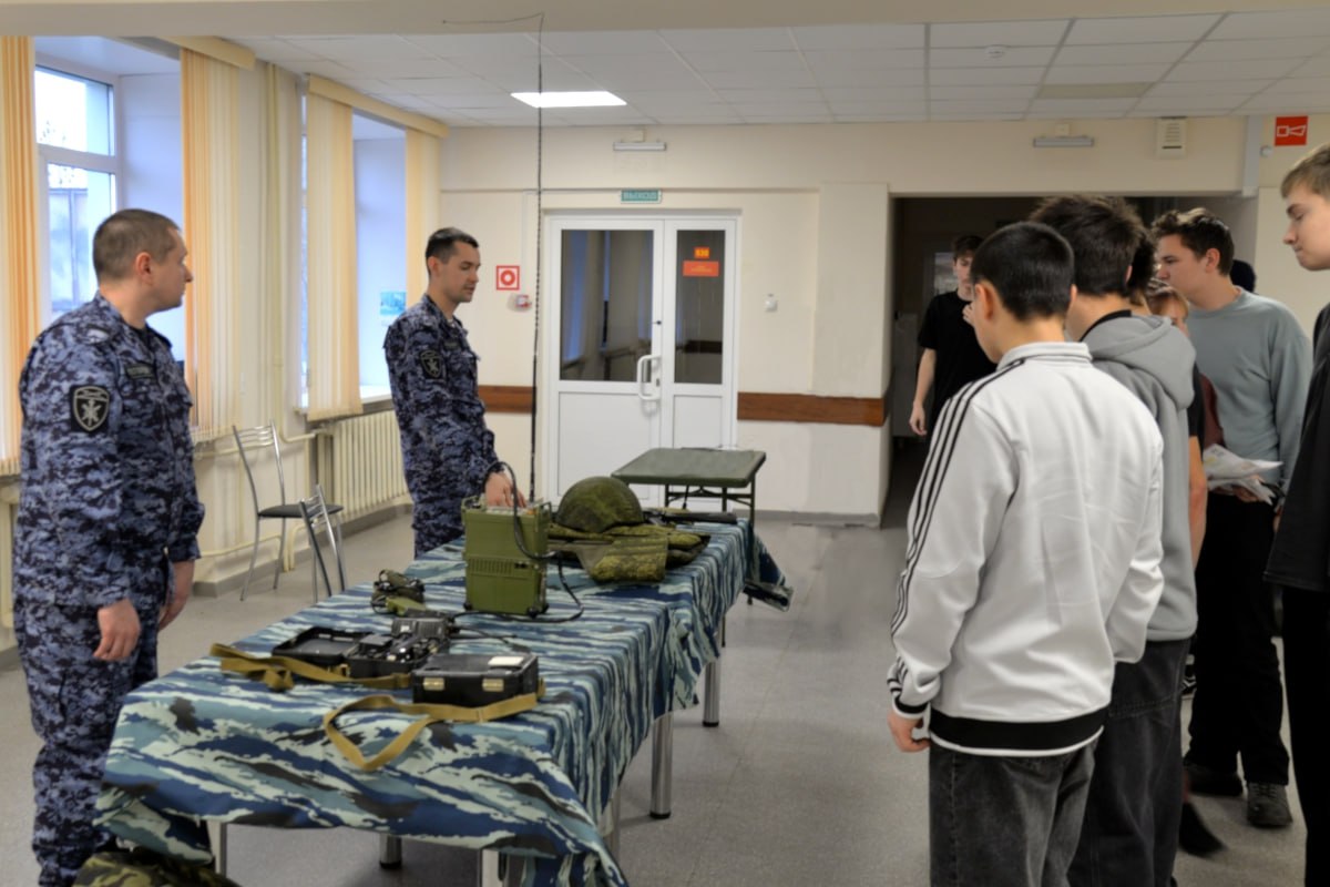 В преддверии Дня призывника (15 ноября) представители Управления Росгвардии по Курганской области и его структурных подразделений провели несколько встреч с молодежью