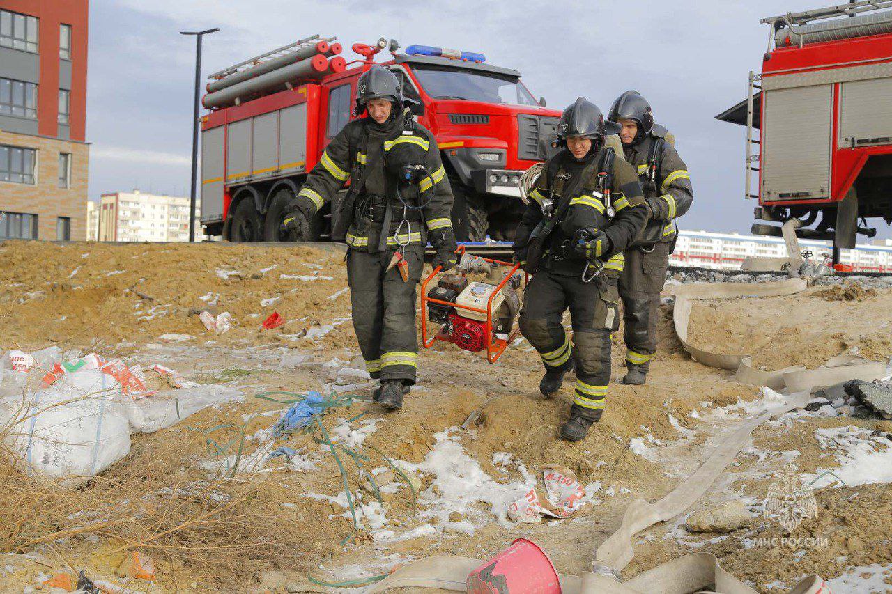 Выше только звезды. В Кургане огнеборцы МЧС России провели практические занятия по тушению и проведению аварийно-спасательных работ в высотных зданиях Выше только звезды. В Кургане огнеборцы МЧС России провели практические занятия по тушению и проведению аварийно-спасательных работ в высотных зданиях