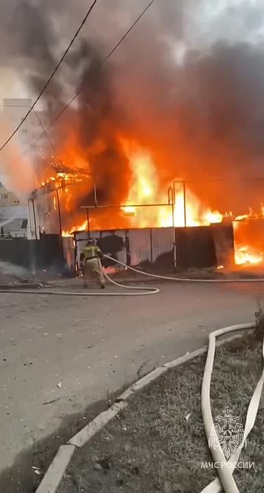 Сотрудники МЧС России ликвидируют пожар в городе Кургане по ул. Профсоюзная
