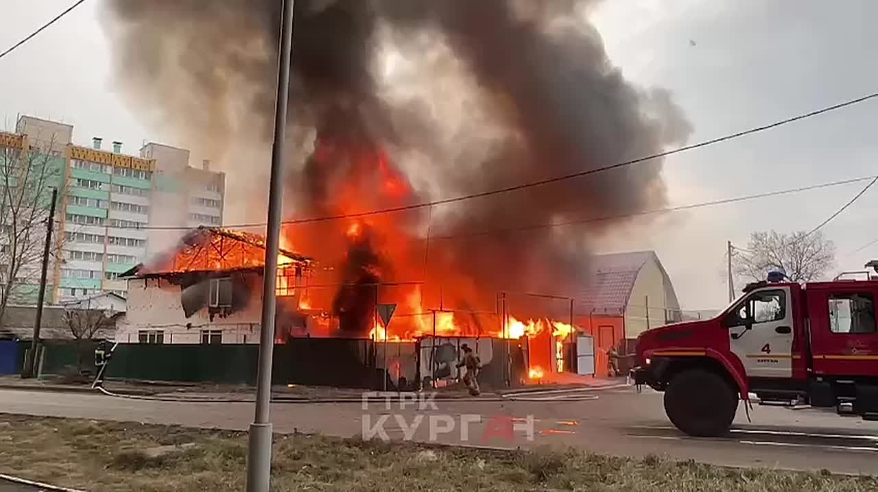 Пожарные тушат возгорание. На место также прибыла Росгвардия