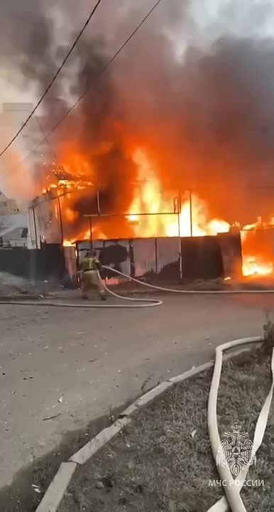 Сотрудники МЧС России ликвидируют пожар по улице Профсоюзная в городе Кургане