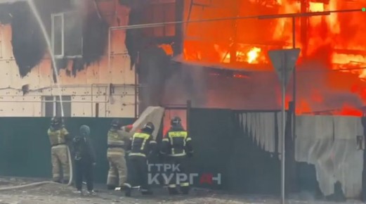 На улице Профсоюзной в Кургане горит жилой дом