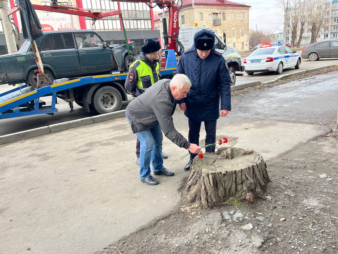 Сегодня, в рамках «Всемирного дня памяти жертв ДТП», сотрудники Госавтоинспекции почтили память погибших в этом году, в результате дорожно- транспортных происшествий Сегодня, в рамках «Всемирного дня памяти жертв ДТП», сотрудники Госавтоинспекции почтили память погибших в этом году, в результате дорожно- транспортных происшествий