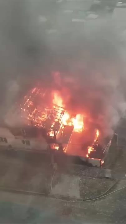 Подписчики делятся кадрами пожара, снятыми из соседней многоэтажки