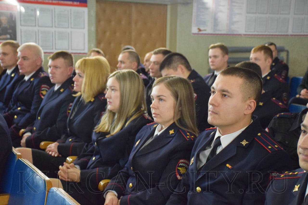 В Кургане сегодня, 17 ноября, прошло торжественное мероприятие, посвященное дню образования службы участковых уполномоченных полиции в системе МВД В Кургане сегодня, 17 ноября, прошло торжественное мероприятие, посвященное дню образования службы участковых уполномоченных полиции в системе МВД
