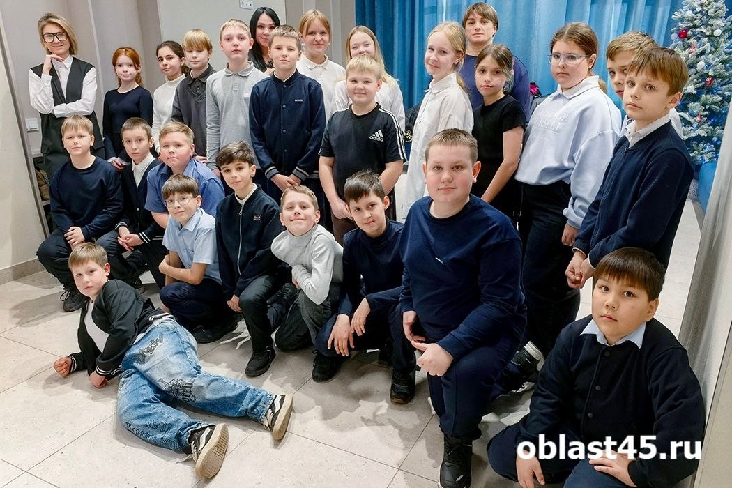 Сегодня, 17 ноября, пятиклассники из школы 17 заполонили наш офис и отправились в путешествие по кабинетам