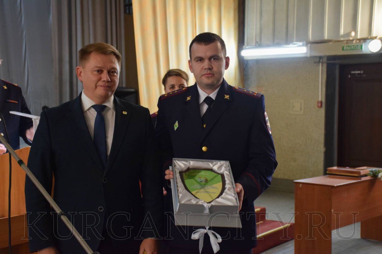В Кургане сегодня, 17 ноября, прошло торжественное мероприятие, посвященное дню образования службы участковых уполномоченных полиции в системе МВД В Кургане сегодня, 17 ноября, прошло торжественное мероприятие, посвященное дню образования службы участковых уполномоченных полиции в системе МВД