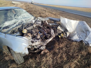 С трассы в Курганской области госпитализировали двух водителей и ребёнка