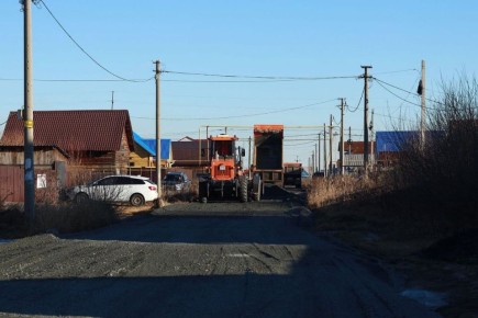 В микрорайоне Чистое поле города Кургана по поручению губернатора Вадима Шумкова начали приводить в порядок дороги, по которым было обращение жительницы Кургана в ходе личного приема