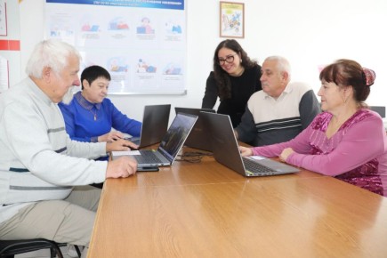 Как пенсионеры осваивают цифровой мир: бесплатные курсы компьютерной грамотности в Мостовском