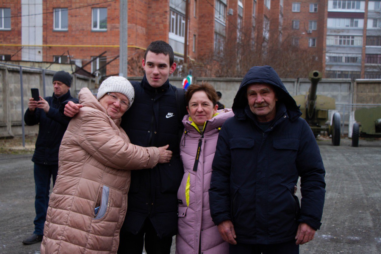 В Кургане сегодня, 19 ноября, на базе городского военного комиссариата состоялась очередная торжественная отправка призывников на службу в Вооруженные Силы РФ. В мероприятии приняли участие представители военного... В Кургане сегодня, 19 ноября, на базе городского военного комиссариата состоялась очередная торжественная отправка призывников на службу в Вооруженные Силы РФ. В мероприятии приняли участие представители военного...