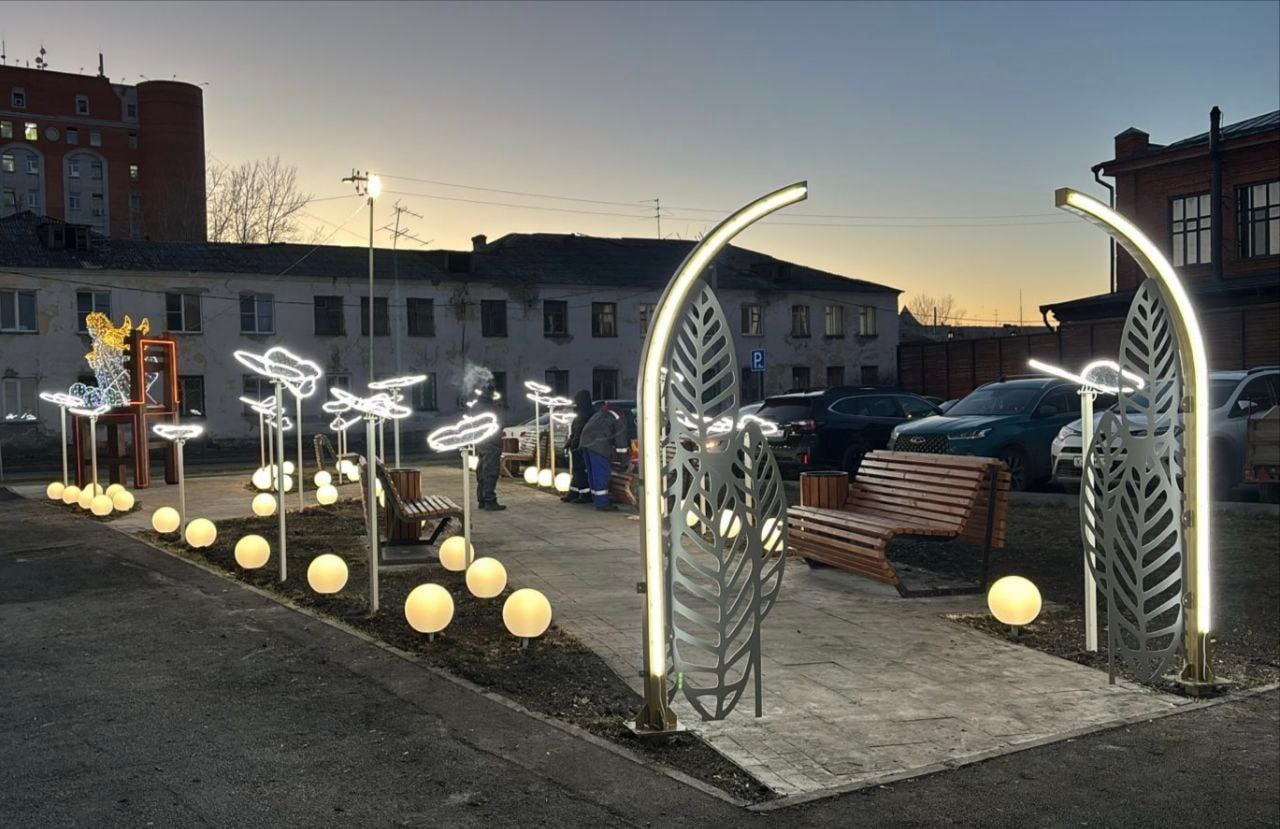 В сквере напротив здания Арбитражного суда по улице Климова в Кургане появились новые светящиеся арт-объекты