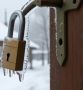 Как спасти замок на даче от ледяного плена зимой: советы и хитрости