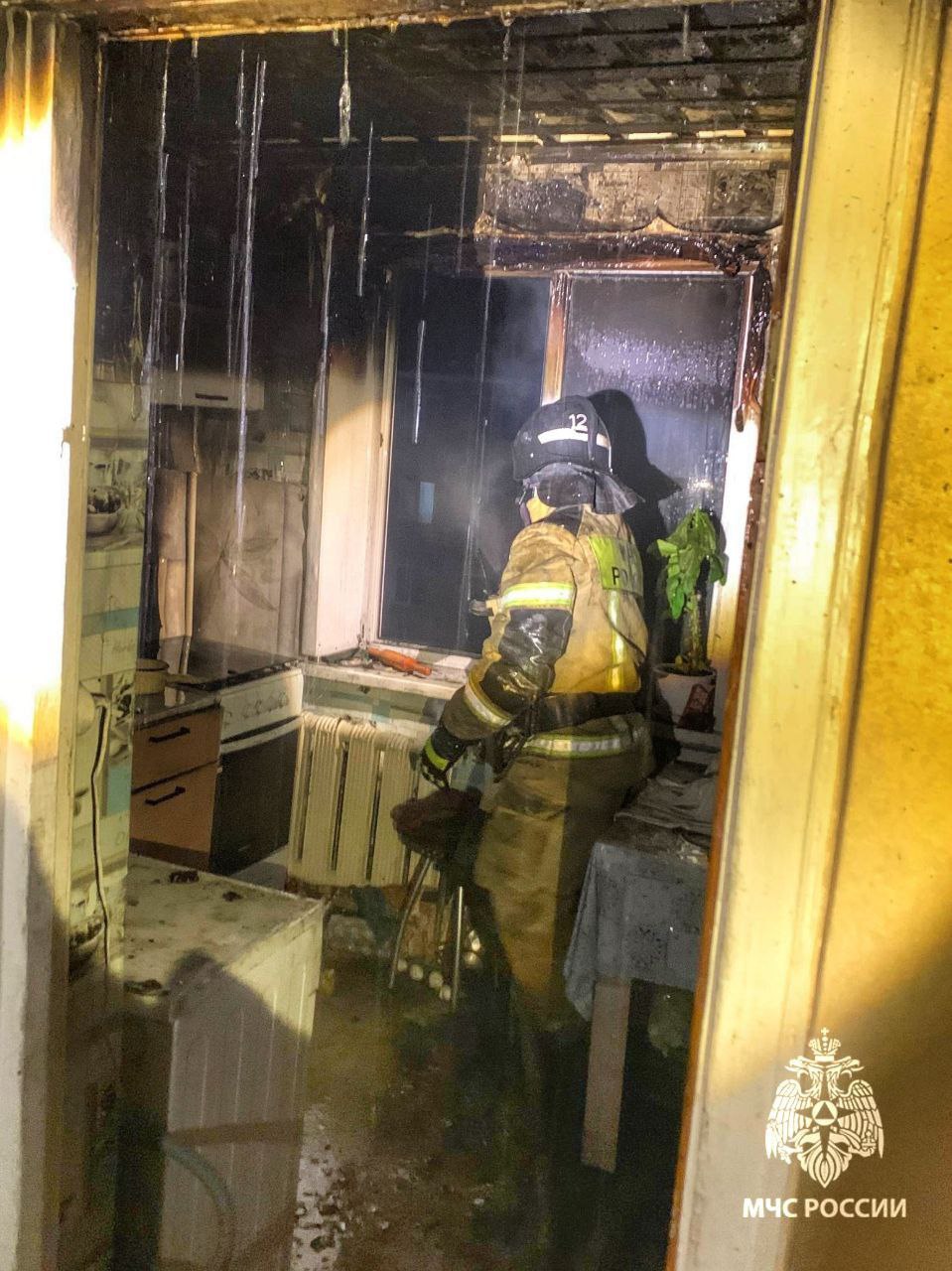 Сотрудники МЧС России на пожаре в Кургане спасли 2-х человек Сотрудники МЧС России на пожаре в Кургане спасли 2-х человек