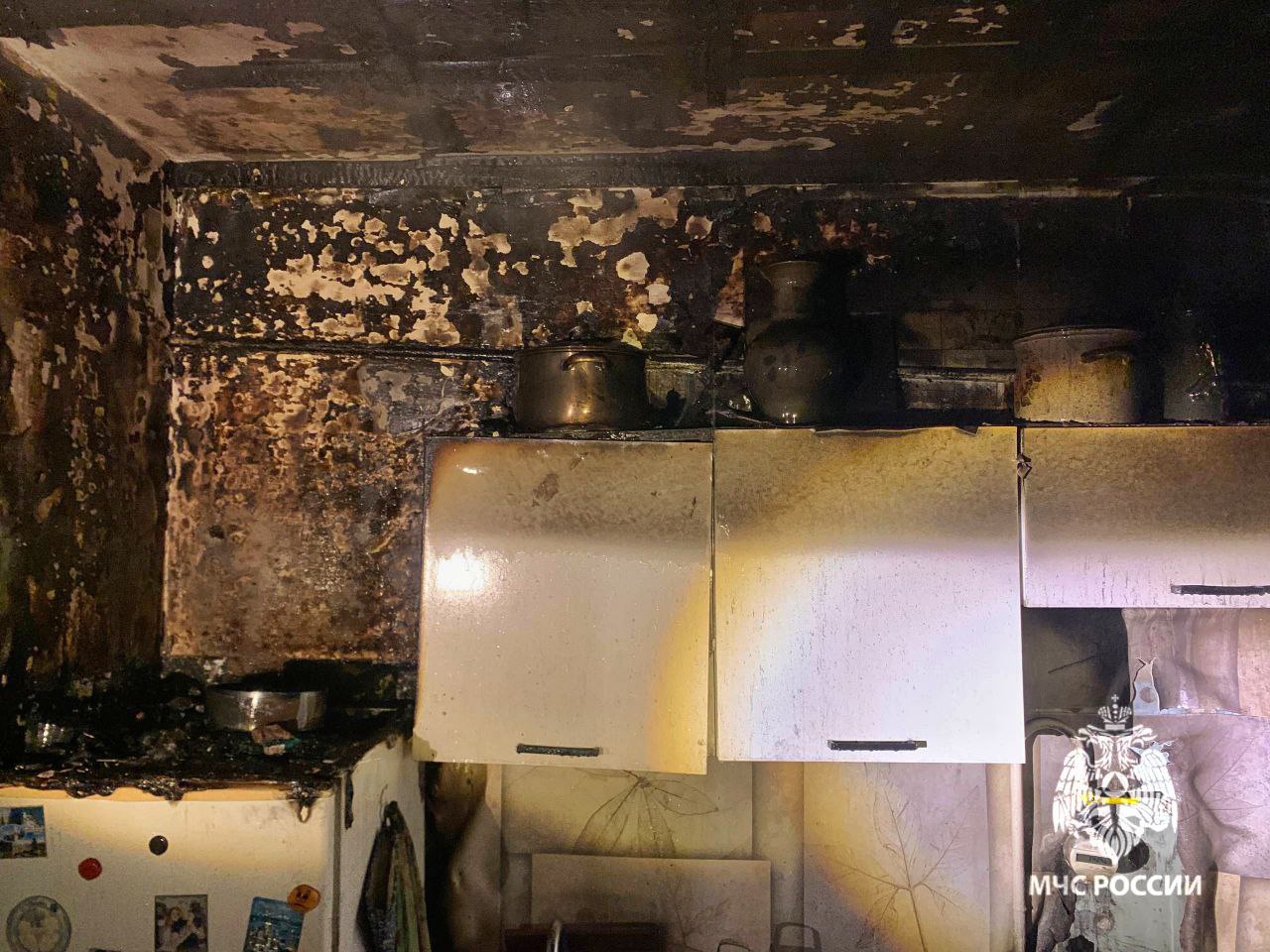 Сотрудники МЧС России на пожаре в Кургане спасли 2-х человек Сотрудники МЧС России на пожаре в Кургане спасли 2-х человек