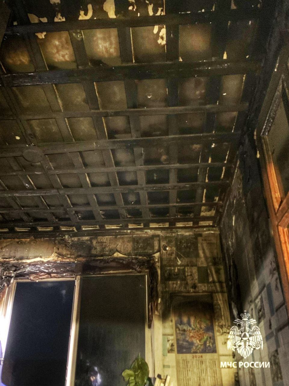 Сотрудники МЧС России на пожаре в Кургане спасли 2-х человек Сотрудники МЧС России на пожаре в Кургане спасли 2-х человек