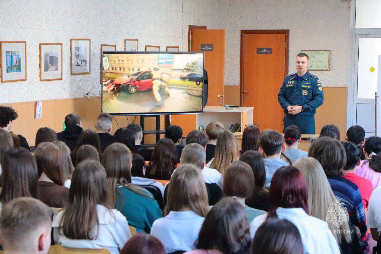 Зауральские сотрудники МЧС России рассказали будущим педагогам как оказать первую помощь пострадавшим при ДТП Зауральские сотрудники МЧС России рассказали будущим педагогам как оказать первую помощь пострадавшим при ДТП