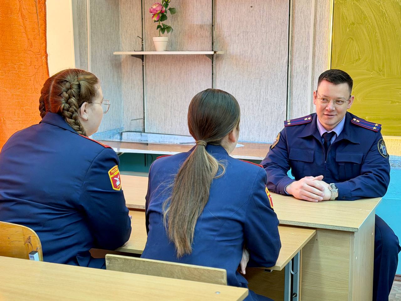 В рамках Всероссийской акции «День правовой помощи детям» заместитель руководителя следственного управления СК России по Курганской области Роман Иванович Щемелев встретился с учениками 11 класса средней общеобразовательной... В рамках Всероссийской акции «День правовой помощи детям» заместитель руководителя следственного управления СК России по Курганской области Роман Иванович Щемелев встретился с учениками 11 класса средней общеобразовательной...