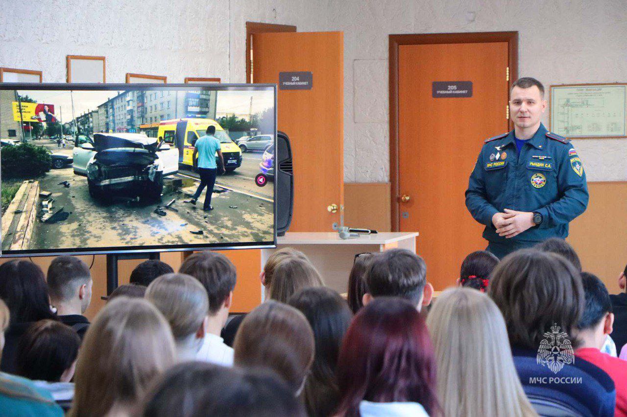 Зауральские сотрудники МЧС России рассказали будущим педагогам как оказать первую помощь пострадавшим при ДТП Зауральские сотрудники МЧС России рассказали будущим педагогам как оказать первую помощь пострадавшим при ДТП