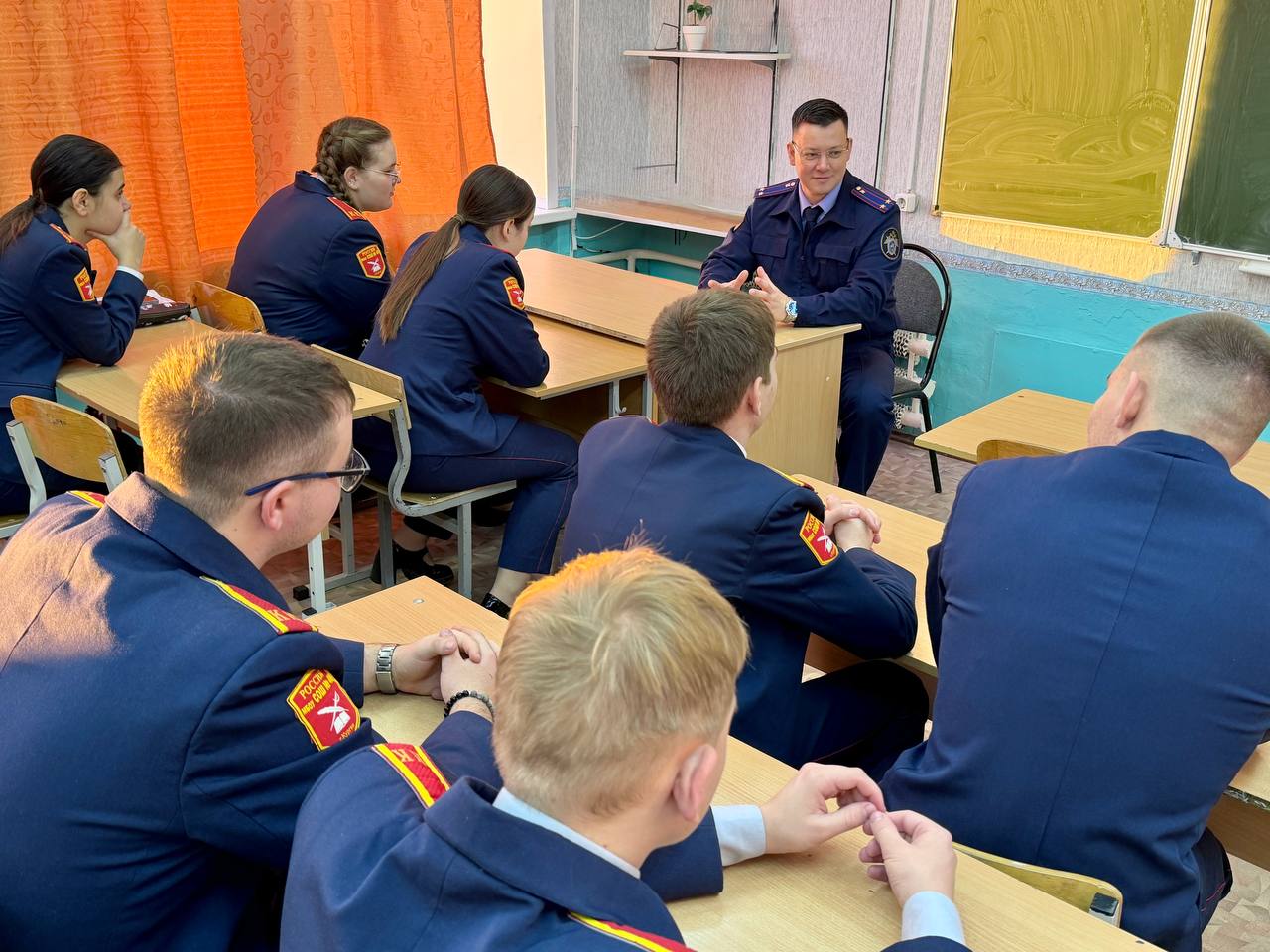В рамках Всероссийской акции «День правовой помощи детям» заместитель руководителя следственного управления СК России по Курганской области Роман Иванович Щемелев встретился с учениками 11 класса средней общеобразовательной... В рамках Всероссийской акции «День правовой помощи детям» заместитель руководителя следственного управления СК России по Курганской области Роман Иванович Щемелев встретился с учениками 11 класса средней общеобразовательной...