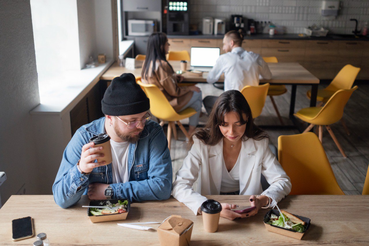 Клиенты Билайна занимаются шопингом на маркетплейсах в обеденный перерыв