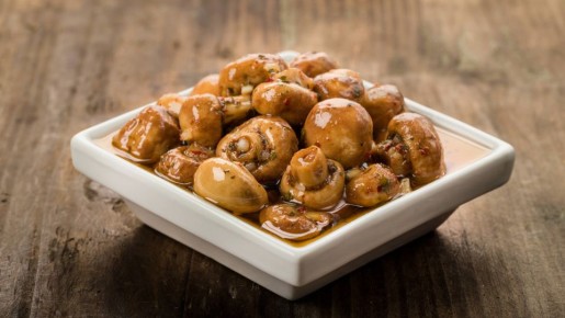 В сто раз вкуснее магазинных: простой рецепт маринованных грибочков к Новому году