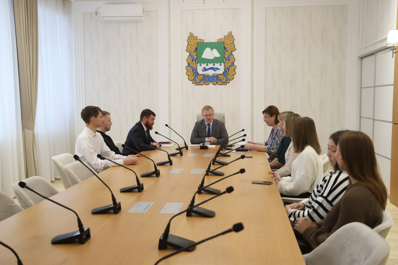 Заместители губернатора Курганской области Иван Ситников и Сергей Гаврин встретились со специалистами-стажерами и выпускниками Курганского государственного университета, Курганского филиала РАНХиГС, Курганского... Заместители губернатора Курганской области Иван Ситников и Сергей Гаврин встретились со специалистами-стажерами и выпускниками Курганского государственного университета, Курганского филиала РАНХиГС, Курганского...